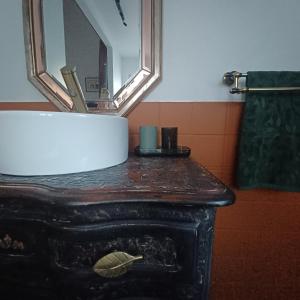 坎佩尔Le Banellou的浴室配有带镜子的梳妆台和壁炉