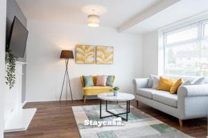 威森肖Bright & Spacious 3 Bedroom Home With Fast Wifi!的客厅配有沙发和桌子