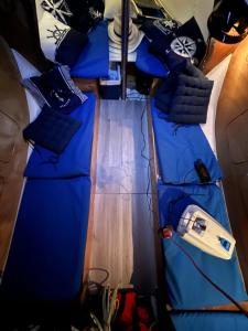 里加Botnia Mini Racer的床上铺有蓝色枕头的床