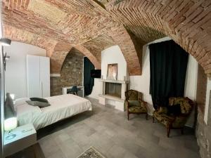 纳托Agriturismo Al Mancino的一间卧室配有一张床和一个壁炉