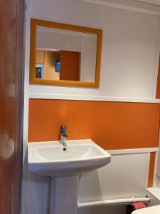朴次茅斯Acapulco Rooms的浴室设有白色水槽和镜子