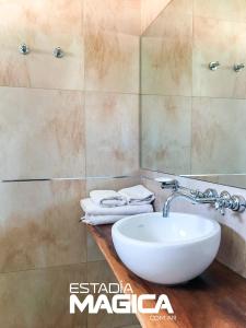 洛斯莫莱斯Hotel Termas Lahuen-Có的浴室设有白色水槽和镜子