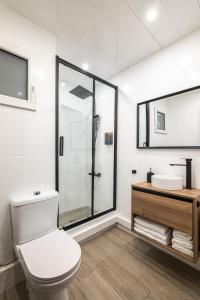 滨海普雷米亚Beach Apartment, next to the sea的浴室配有卫生间、盥洗盆和淋浴。