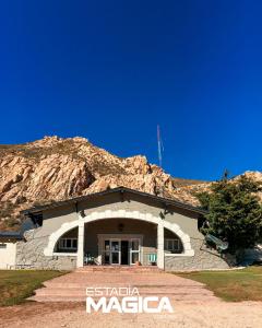 洛斯莫莱斯Hotel Termas Lahuen-Có的岩石山前的建筑物