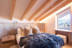 韦尔比耶La Ruinette- Stylish 4-bed, Centre Of Verbier的一间带沙发和窗户的卧室