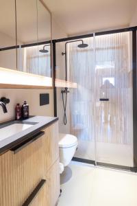 韦尔比耶La Ruinette- Stylish 4-bed, Centre Of Verbier的一间带卫生间和玻璃淋浴间的浴室