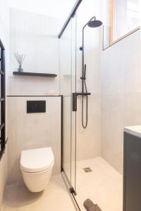 韦尔比耶La Ruinette- Stylish 4-bed, Centre Of Verbier的一间带卫生间和玻璃淋浴间的浴室