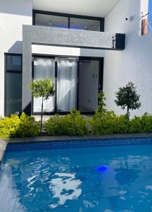 温特和克Deluxe Residence - Windhoek的房屋前有游泳池的房子