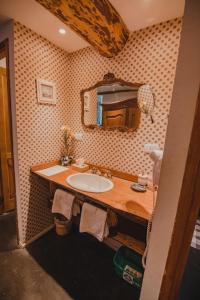 乌斯怀亚库布瑞德尔马提尔宾馆的一间带水槽和镜子的浴室