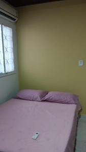 马瑙斯UM POUCO DE NATUREZA NO LAR的窗户客房内的一张白色床