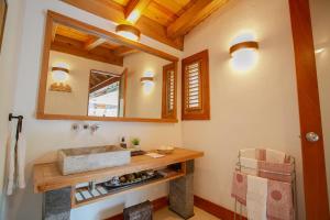拉罗马纳Fontana di Rosa, African Style Villa Casa de Campo的一间带水槽和镜子的浴室