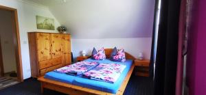 LütowKöster's Hof Lütow的一间卧室配有一张带蓝色床单和枕头的床。