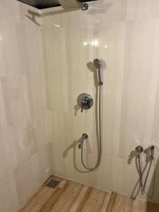 莫尔吉姆Ales & Juli的浴室内配有淋浴和头顶淋浴