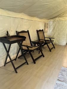莫尔吉姆Ales & Juli的帐篷内的2把椅子和1张桌子