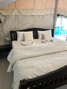莫尔吉姆Ales & Juli的两张带白色床单和枕头的帐篷床