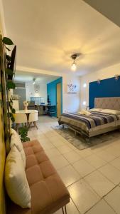 韦拉克鲁斯Suites Brisa Marina - Playa Regatas y Malecón的一间卧室设有一张床和一间客厅。