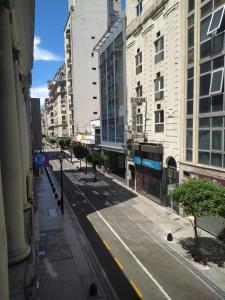 布宜诺斯艾利斯Aparta Hotel的享有拥有高楼建筑的城市街道的景色