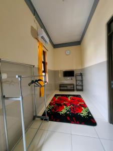 pondok Syariah Hadikusuma的一间铺有红色地毯的客房