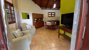 弗洛里亚诺波利斯Casa Vista Panorâmica的带电视的客厅和用餐室