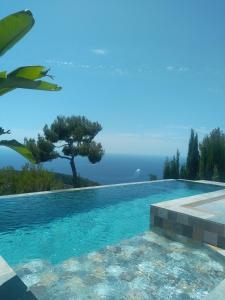 艾日A Eze , Bas de villa piscine près de Monaco的海景游泳池