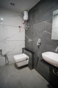 艾哈迈达巴德Hotel Suncity的一间带卫生间和水槽的浴室