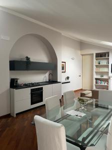 基亚拉瓦莱CIVICO 16的一间带玻璃桌的客厅和一间厨房