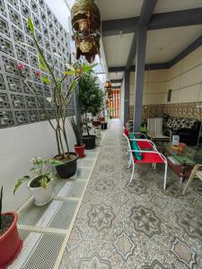 Pondok Syariah Hadikusuma的大堂设有椅子和盆栽植物