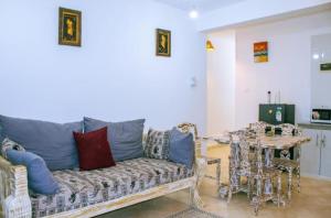 马林迪PahaliMzuri Kijani - 1 Bedroom Beach Apartment with Swimming Pool的客厅配有沙发和桌子