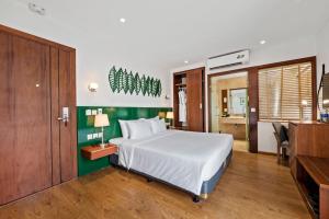 河内Classic Hotel Hanoi的一间带一张床和一张书桌的卧室和一间厨房