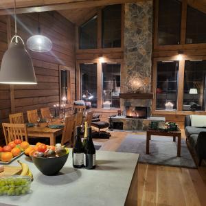 伊德勒Idre Mountain Lodge Golfbanan的客厅配有带葡萄酒瓶的桌子