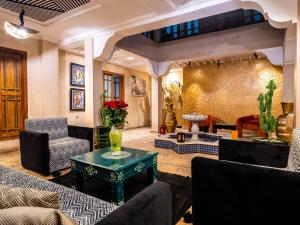 马拉喀什Riad La Croix Berbere De Luxe的客厅配有沙发和桌子