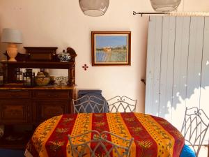 拉格拉斯La maison Vigne Vierge的一间卧室配有一张带红色和黄色毯子的床
