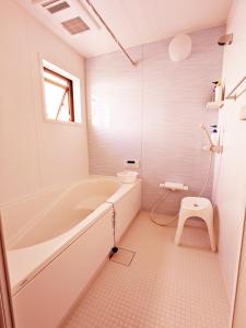 东京Rosenheim Tokyo Shinjuku Okubo的白色的浴室设有浴缸和卫生间。