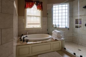 斯普林菲尔德Exquisite Victorian的带浴缸的浴室和窗户。