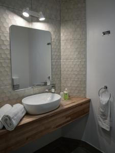 土伦塞伦亚酒店的浴室设有白色水槽和镜子