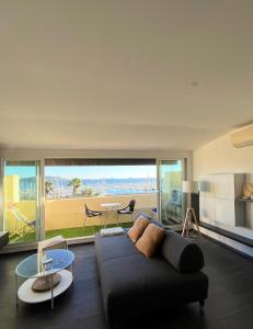 邦多勒Appartement sur le port vue Mer的客厅配有沙发和桌子