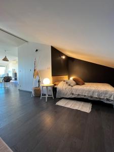 邦多勒Appartement sur le port vue Mer的一间卧室配有一张大床和一张桌子