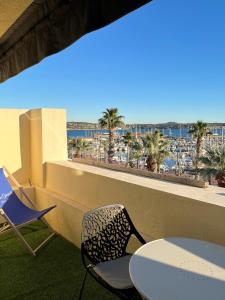 邦多勒Appartement sur le port vue Mer的一个带椅子的阳台,享有海滩美景