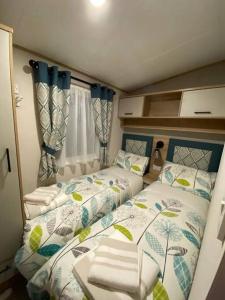 本布里奇Coastal caravan with superb view的一间小卧室,内配两张床