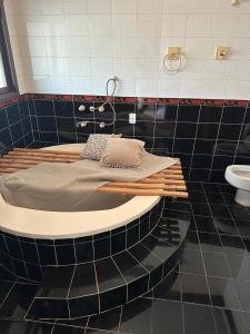 托雷斯科斯塔道皮尔兹酒店的带床和浴缸的浴室