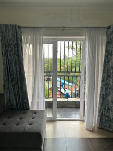 内罗毕Furnished 2 Bedroom Apartment in Lavington Nairobi的带沙发和大窗户的客厅
