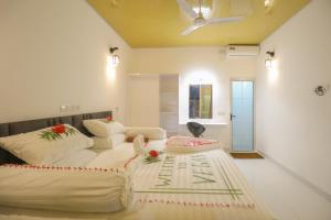 图杜Vegas Thoddoo Maldives的客厅配有床和沙发
