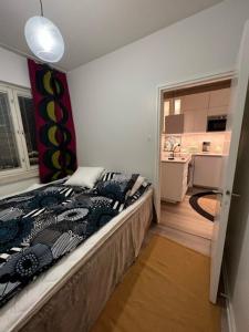 于韦斯屈莱Rovio Retrohome的一间卧室配有一张床和一间厨房