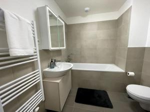 布拉迪斯拉发SkyNest B404的一间带水槽、浴缸和卫生间的浴室