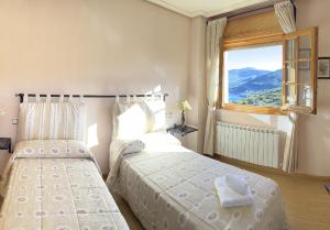 Alba de los CardañosHotel Pico Espiguete的一间卧室设有一张床和一个窗口