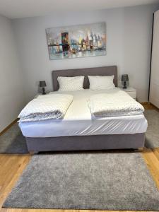 萨格勒布Apartman PEPI的卧室内的一张床位,配有两个枕头