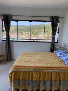 塞尔苏拉穆斯州长镇Casa Vista Mar的一间卧室设有一张床和一个大窗户