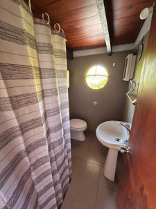 皮里亚波利斯Habitación con baño privado y cama doble的浴室配有水槽、卫生间和浴帘