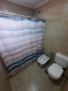 内科切阿Necochea-Casa para hasta 4 personas!的一间带卫生间和淋浴帘的浴室
