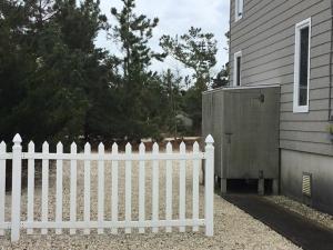 WaretownAwesome Apartment In Barnegat Light With 3 Bedrooms And Wifi的房屋前的白色栅栏